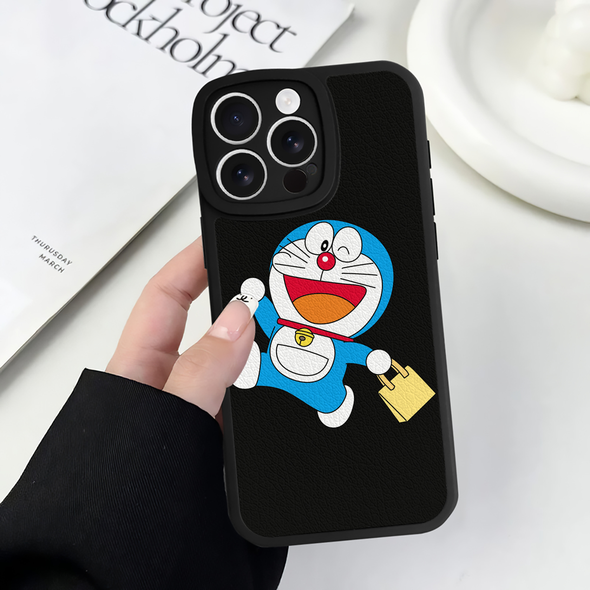 （画像用） ドラえもん Doraemon 【iPhone 16シリーズ対応】シリコンスマホケース（レザー調） 材質：シリコン